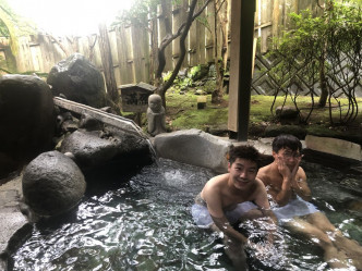 坤哥與Jarvis行完富士山後，一齊浸溫泉。