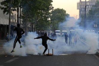 警方施放催淚彈驅散人群。 AP