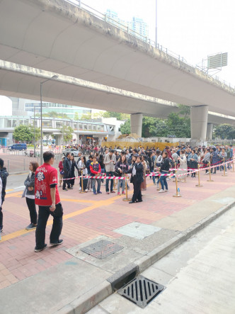 荃湾西站外大排长龙。网民Sammy Leung图片