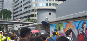 示威者以雨傘阻擋天眼。
