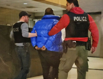 R.Kelly當晚在好友陪同下主動前往芝加哥警署自首，被鎖上手銬帶走。AP