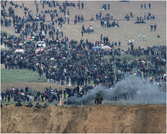 數以萬計巴勒斯坦人在以色列加沙地帶邊界舉行近年來最大規模示威。 AP