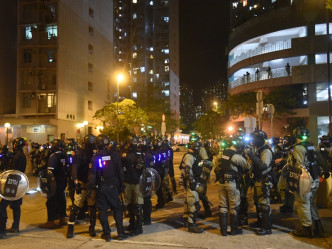当晚示威增至200人,防暴警增援到埸。资料图片