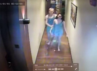 酒店的闭路电视拍到她死前曾跟1名男子在走廊激吻。网图