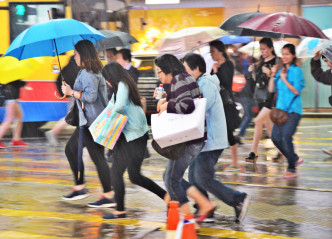 一个强雷雨区正逐渐向东移，并可能在短期内影响香港。资料图片