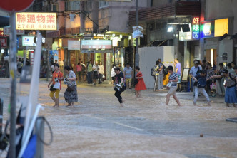 土瓜湾北帝街爆水管，泥水涌上路面。黄文威摄