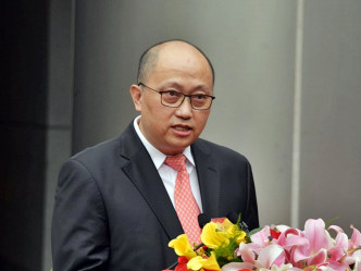 郑雁雄表示会依法加强与中联办、外交部驻港特派员公署及解防军驻港部队的工作联系。