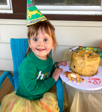 3歲女童Leona慶祝生日。