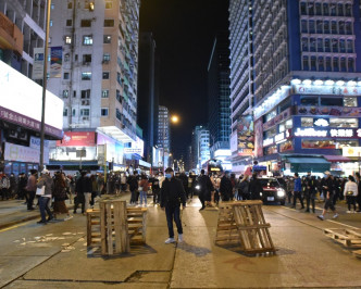 当晚大批示威者在旺角堵路。资料图片