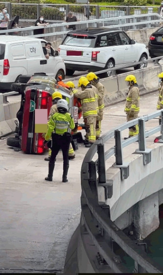 消防到场将司机救出。图：马路的事 (即时交通资讯台) 网民Dennis Yuen