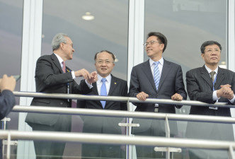 马会主席周永健(左一)，中联办主任王志民(左二)，港澳办主任张晓明(左三)。