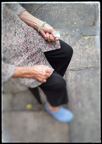 76岁的张婆婆辛苦一日去执纸皮，却仅得48元。FB图