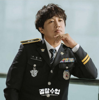 车太铉饰演的刑警会调教两位警大新生。