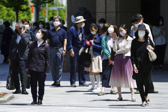 研究指在户外不戴口罩交谈或者饮食都会有传播病毒风险。AP资料图片