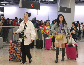 政府指访港旅客人次急升亦带来部分的支持。资料图片
