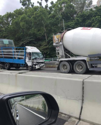 貨車擋風玻璃亦碎裂。圖:網民Tsang Heilaam‎香港突發事故報料區