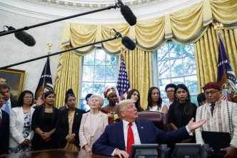 特朗在于白宫会见27名遭受宗教迫害的人士。AP图片