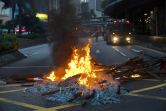 中环有示威者纵火