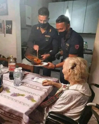 警察接到电话后，详细询问了婆婆的住址，马上前往她家陪她并煮了意粉给她吃。