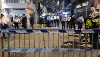大批警员晚上到碧街和东安街拉起封锁綫。陈凯欣FB截图