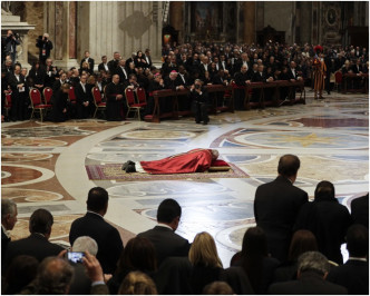 教宗在耶穌受難日主持拜苦路儀式。 AP