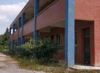 有内地网民指古天乐在贵州遵义市捐款兴建的学校被荒废。网上图片