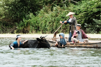 《從》講柄本明飾演的船夫每日載著村民出入村鎮之間的河流，一天開發的洪流以及河上飄流的少女，令他平靜人生掀起波瀾。