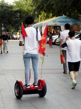 内地人喜欢用电动滑板车代步。HKTDC图片