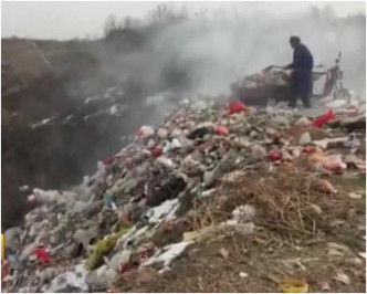 垃圾山越堆越高，但每天仍有大批垃圾倒進。