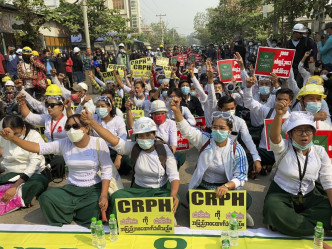 缅甸示威不绝大批群众不理会宵禁令在街上聚集。AP