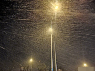 北京昨夜迎来早到的第一场初雪。网图