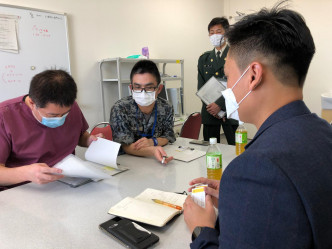 郑泳舜在东京与负责港人治疗的医生会面。