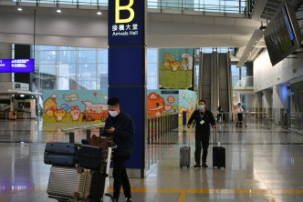 机场陆续有市民回港。