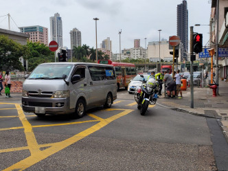 輕型貨車馳至煞制不及撞倒男途人。