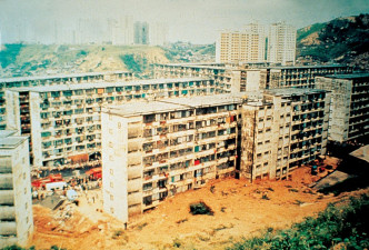 76年秀茂坪邨第9座后面填土坡倒塌，造成多人死伤。