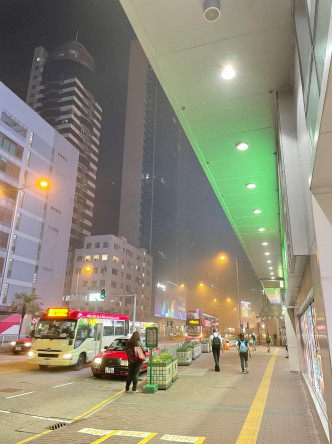 荔枝角晚上烟雾弥漫。香港突发事故报料区网民Calvin Tsang