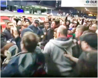 事发时月台挤满乘客。BBC影片截图