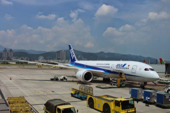 日本全日空一班飛往東京的客機上，有一名美國男乘客在飛行中疑因醉酒尿急，在一名日本男乘客身上撒尿。網圖