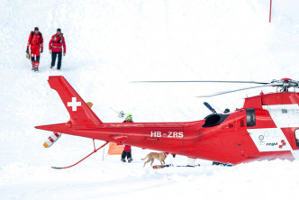 瑞士滑雪道雪崩，至少2人傷。AP圖