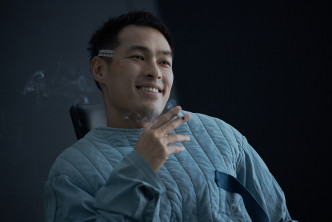 杨佑宁饰演被植入5个人格，死而复生的植物人死刑犯。