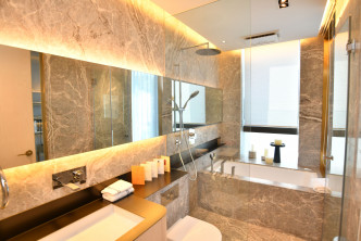 浴室以雲紋大理石鋪設。