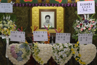 刘锡贤母亲今日假世界殡仪馆设灵，明日举殡。