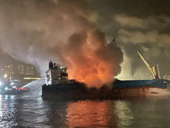 昂船洲海面昨日傍晚时分有一艘趸船发生大火。消防署图片