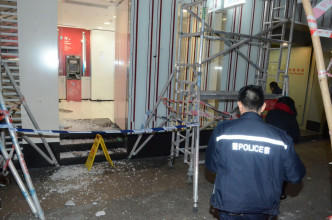 疑遭醉漢惡意破壞，旺角銀行玻璃門粉碎。