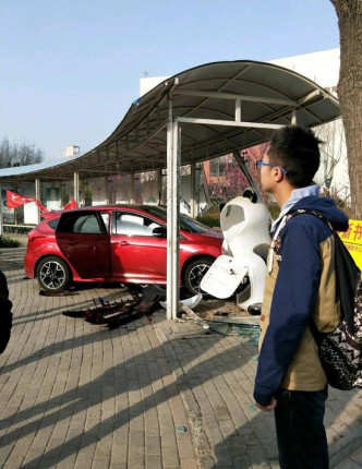 河南郑州大学校园内老师驾车撞4人。网上图片
