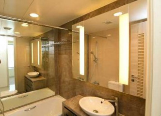 浴室以云石设计，设有两面大镜，更显光亮。