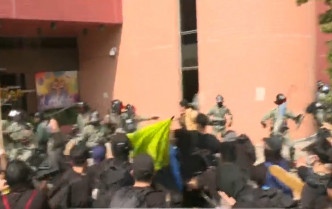 示威者屯门大会堂外与警爆冲突。港台图片