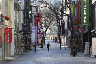 首尔的商业街如今水静河飞。AP