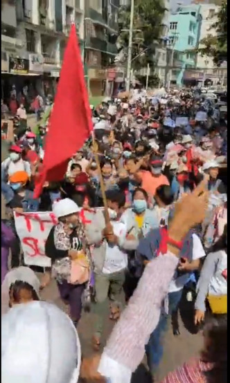 大批民众参与仰光的反政变游行。Ei Thinzar Maung Facebook影片截图