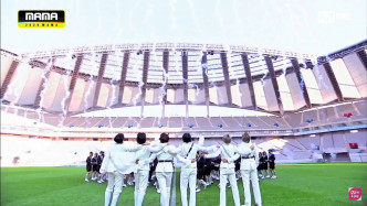 瘋狂攞獎的BTS帶來《ON》、《Dynamite》及新歌《Life Goes On》的表演，《ON》更是在首爾世界盃競技場預錄，完結時六子預留仍在休養的SUGA位置，非常有心。